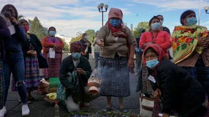 Al retrasarse nuevamente el juicio, las mujeres achí de Rabinal llevaron a cabo una ceremonia maya frente a la Corte Suprema de Justicia