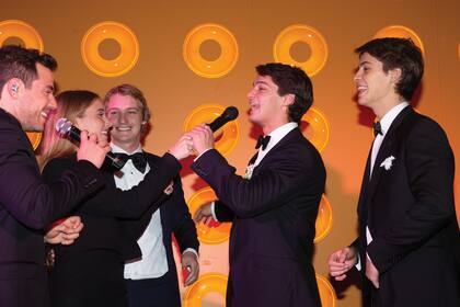 Al ritmo de “Color esperanza”, Tiziano Gravier también se animó a cantar junto a su hermana y Fer Dente.