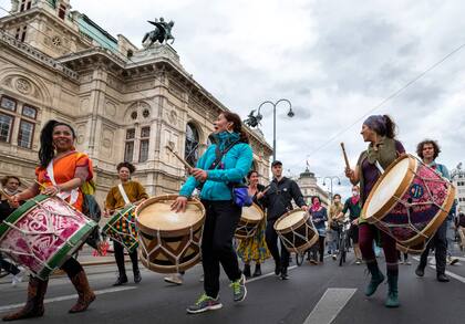 Al ritmo de los tambores protestan en la Huelga Climática Global del movimiento Fridays for Future en Viena, Austria, el 24 de septiembre de 2021