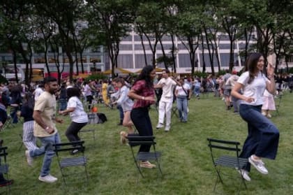 Al ritmo de los temas del momento, se arma la danza en torno a las sillas