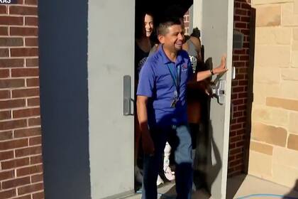 Al salir del colegio se encontró con el auto y una multitud que alzaba carteles de afecto