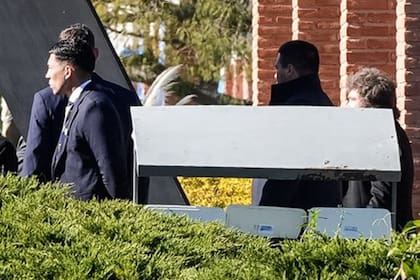 Al salir, Milei saludó a los estudiantes
