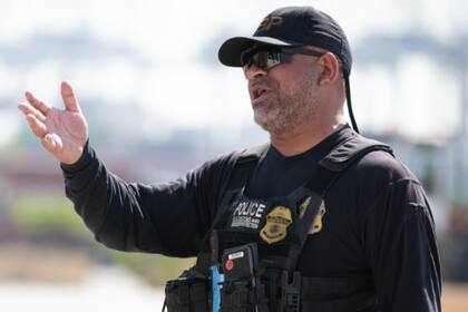 Al ser interceptados, los agentes vieron que el baúl se abría y dos hombres con ropa de camuflaje intentaban salir