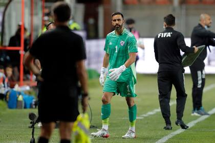 Al ser reemplazado Claudio Bravo, durante el primer tiempo, todavía los asistentes brasileños tenían los banderines improvisados en el Chile vs. Argentina de la eliminatoria para el Mundial Qatar 2022.