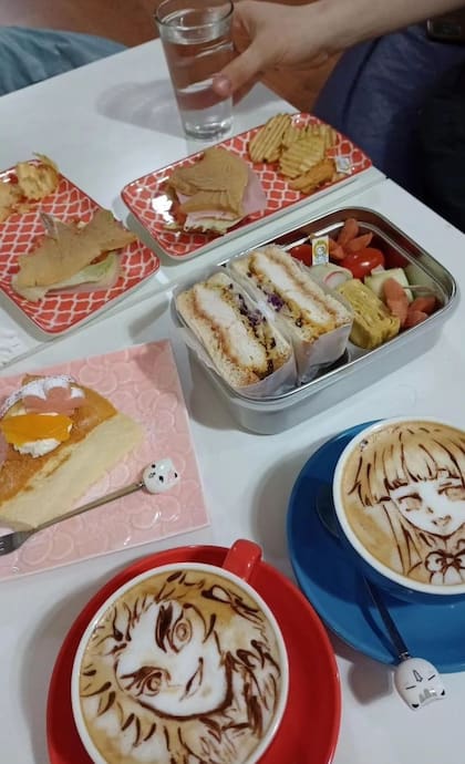 "Al ser un espacio de lectura y ocio, priorizamos mantener un ambiente tranquilo y ameno para leer mientras se disfruta de una rica merienda”, dice Fanny Chen, una de las dueñas de Momo Manga