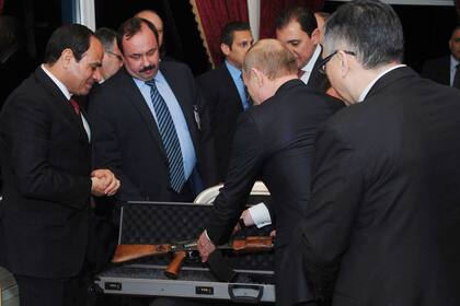 Al-Sisi muestra una sonrisa ante el regalo de Putin