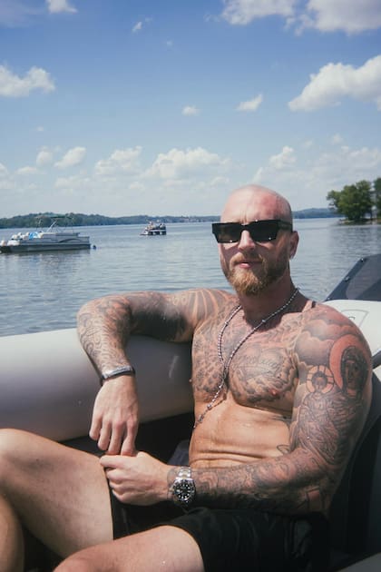 Al sol, con sus tatuajes al descubierto, durante unas vacaciones con amigos en julio del año pasado. Tiene cerca de 70 tattoos que incluyen la frase “Yo soy quien soy”, varias cruces, el nombre de su hija Michaiah, una imagen del niño Jesús con un halo, una lámpara de genio, rayos de sol y nubes, entre otros