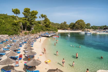 Al sur de Albania, las playas sobre el mar Jónico son el principal motivo del despegue turísrico