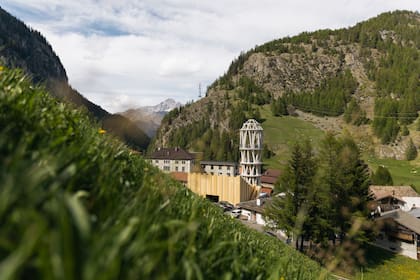 Al sur de Zurich (Suiza), el apacible pueblo de Mulegns cobró nueva vida con la inauguración de una singular torre