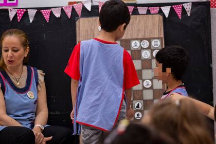 Al tener menos chicos en el sistema educativo, se puede aumentar la inversión en educación por alumno, redistribuyendo los recursos de una manera más eficiente