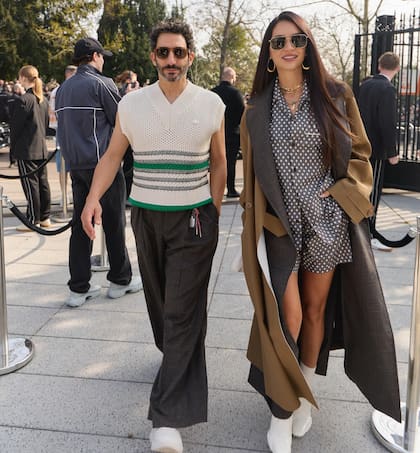 Al terminar el desfile, Juan Minujín y Zaira Nara recorrieron el estadio de Roland Garros