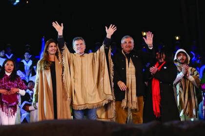 Al terminar el discurso, el presidente (con un poncho de alpaca) saluda a los cientos de personas que se congregaron durante la Vigilia en Humahuaca. Juliana –con maxitapado camel, una de sus prendas fetiche– lo acompaña con una sonrisa.