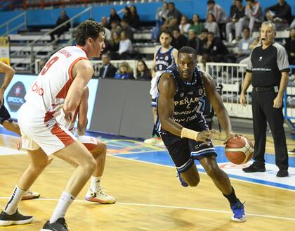 Al Thornton, de Peñarol, fue el máximo goleador de la etapa regular de la Liga; a los 41 años evalúa certertamente virtudes y defectos de la LNB.