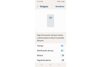 Al tocar el reloj, en la pantalla de bloqueo, es posible mostrar información adicional, como el clima o la agenda del día. Se configura desde aquí