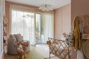 Al tono de las paredes, el ‘S 060-4’de Decorcryl (Colorín), lo acompaña una gama cálida con presencia de rosa viejo, ocre y beige en los textiles de cama y la alfombra.
