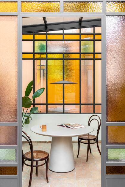 “Al trabajar la entrada, donde luego se ubicó el comedor, reprodujimos con gran exactitud tanto la estructura de hierro como los colores del vidrio martelinado en verde, rosa y amarillo”.