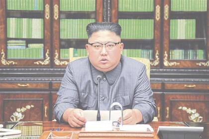 Al transmitir la respuesta a Trump, la TV norcoreana mostró ayer una imagen de Kim en su oficina de Pyongyang