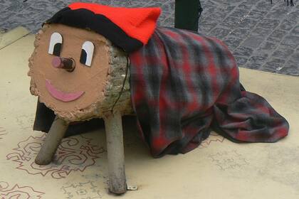 Al tronco se le pone rostro y una manta sobre la cabeza