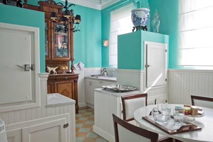 En la cocina, los pisos de granito en damero, los mármoles y la heladera a gas formaban parte de la escena original.