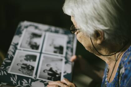 Al ver las fotos, Nélida describió en detalle cómo fue la noche de su casamiento. Recordaba los vestidos, la comida y hasta la bebida