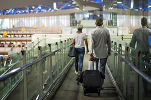 Al viajar fuera de Estados Unidos, se puede presentar el "combo card" y otros documentos en un puerto de entrada para solicitar permiso de ingreso