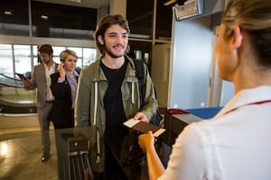 Al viajar hacia o desde Estados Unidos, es fundamental conocer las regulaciones aduaneras relacionadas con el transporte de dinero en efectivo