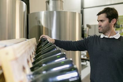 Al visitar la bodega se puede ver cómo trabajan el espumante.