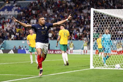 Kylian Mbappé festeja su gol, de cabeza, el tercero de Francia.