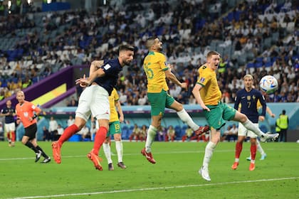 De cabeza, Olivier Giroud sentenció la goleada 4-1 de Francia sobre Australia en el estadio Al Janoub