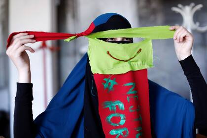 Alaa de 21 años, estudiante de salud y nutrición, nacida en Copenhague y usuaria del niqab, prueba un velo facial para la protesta contra la prohibición del uso del velo en Dinamarca