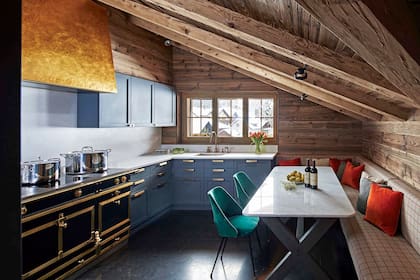 La cocina también tuvo un tratamiento espléndido. Con bronce en la campana y los herrajes del envidiable artefacto de La Cornue, y el mismo granito azul de la chimenea, pero pulido brillantemente en este piso.