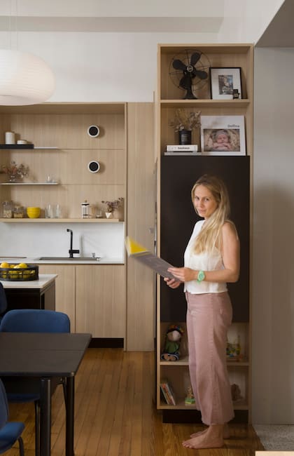 Alacenas y bajomesadas en melamina ‘Kaiserberg’ (Egger) y MDF laqueado en negro. Apliques de pared en la alzada (Huup). La rutina de la familia se concentra en el living-comedor-cocina, que Carolina articuló para que todas las actividades pudieran suceder en comunidad.
