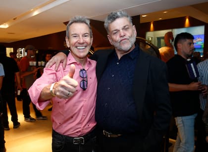 Alacrán y Alfredo Casero pisaron "La Feliz" para ofrecer Cha Cha Cha, edición verano en el Teatro Carreras, buscando seducir a los fanáticos del emblemático programa de humor