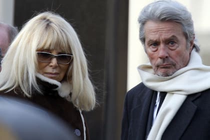 Tras 15 años juntos, Delon y Mireille Darc terminaron su relación en muy buenos términos y aún hoy siguen siendo buenos amigos