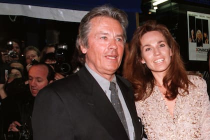 Delon y su esposa Rosalie, en 1998