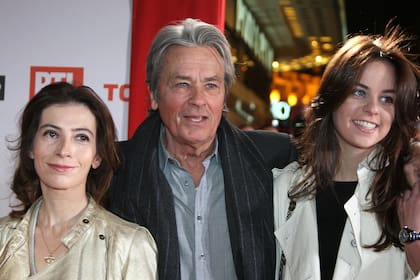 Delon con su hija Anouchka y Anne Goscinny