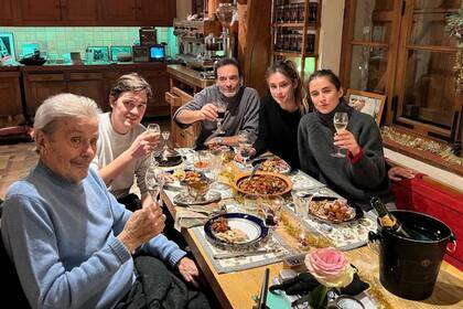 Alain Delon con su familia en 2023.
