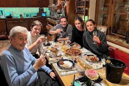 Alain Delon con sus hijos Alain-Fabien y Anthony y dos de sus nietas en la Navidad pasada
