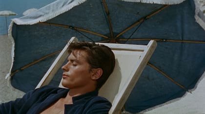 Alain Delon en una escena de A pleno sol (1960), el film de René Clément en el que interpretó al misterioso y manipulador Tom Ripley, el personaje central de la novela de Patricia Highsmith, que se convirtió en uno de sus papeles más emblemáticos