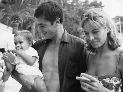 Alain Delon junto a Nathalie y su hijo Anthony en Monte Carlo, en agosto de 1965 (Archive Photos/Getty Images)