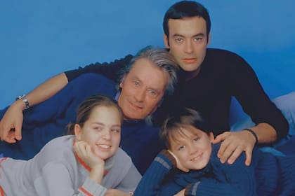 Alain Delon junto a sus tres hijos: Anthony (arriba), Anouchka y Alain-Fabien