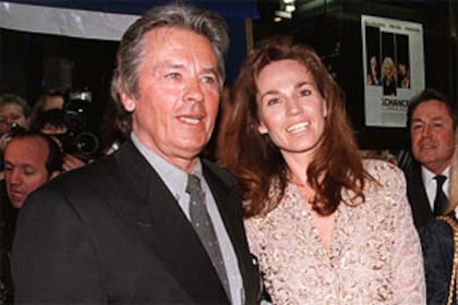 Alain Delon junto a Rosalie van Breemen, a quien aseguran que le pegaba