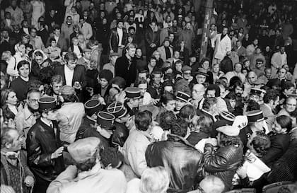 Alain Delon y Jean-Paul Belmondo rodeados por la multitud en Roland Garros en 1973, en la previa de la pelea por el título de Carlos Monzón y Jean-Claude Bouttier, en Roland Garros.