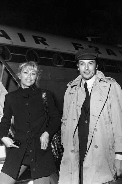 Alain Delon y Mireille Darc, su compañera más duradera