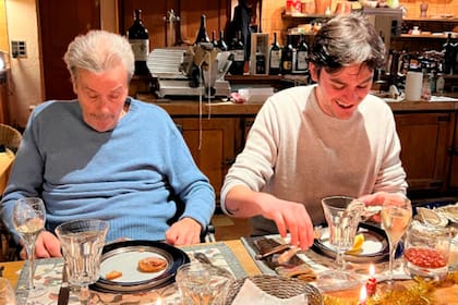 Alain Delon y su hijo Alain-Fabien, en la comida de Nochebuena 2023