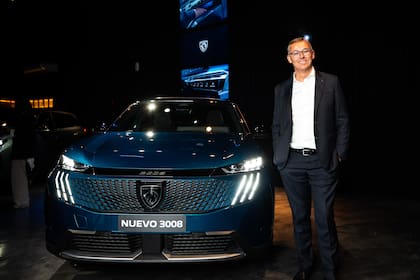 Alain Favey junto al Nuevo Peugeot 3008.