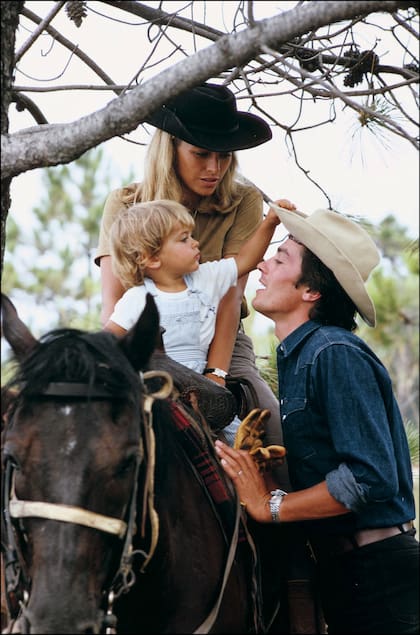 Alain y Nathalie Delon con su hijo Anthony en 1966, en Francia. (Photo by PICOT/STILLS/Gamma-Rapho via Getty Images )