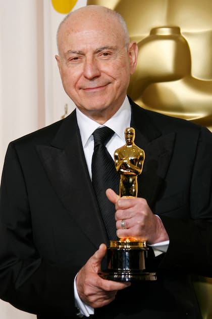 Alan Arkin con el Oscar que ganó en 2007 por su trabajo en Pequeña Miss Sunshine