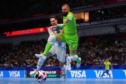 Alan Brandi luchando con Willian, el arquero de Brasil, que fue la figura del partido