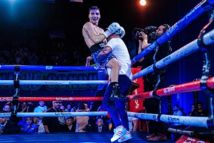 Alan Chaves, levantado tras la victoria en su última pelea